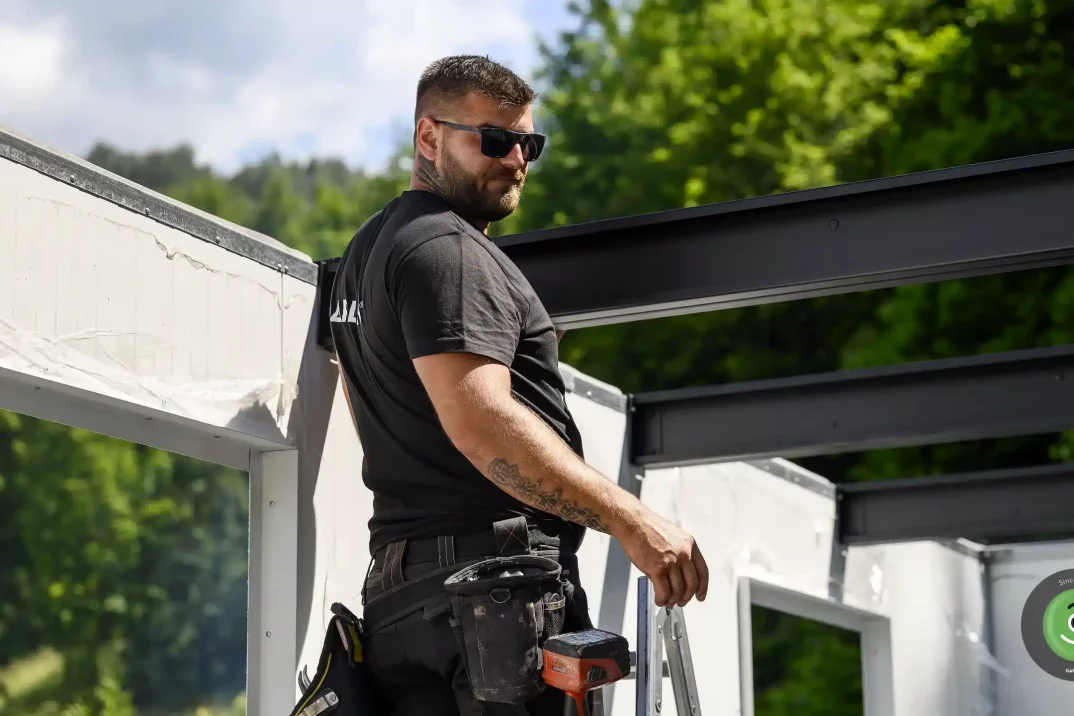 Detail na montážníka při montáži nosníků