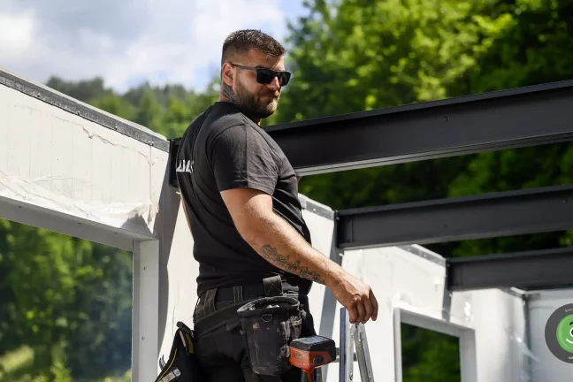 Detail na montážníka při montáži nosníků