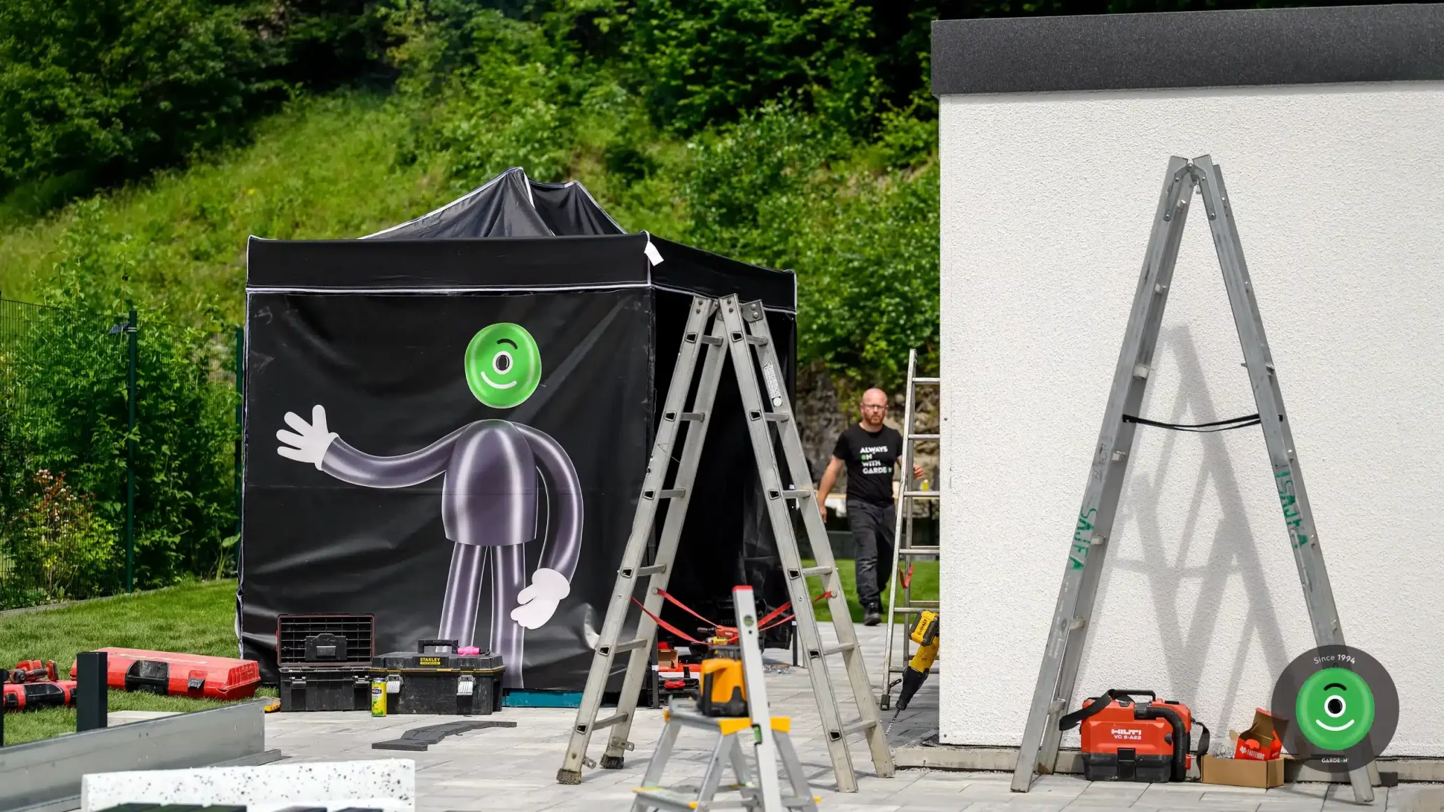 Gardeon maskot na stánku pro montážníky