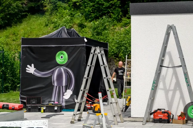 Gardeon maskot na stánku pro montážníky