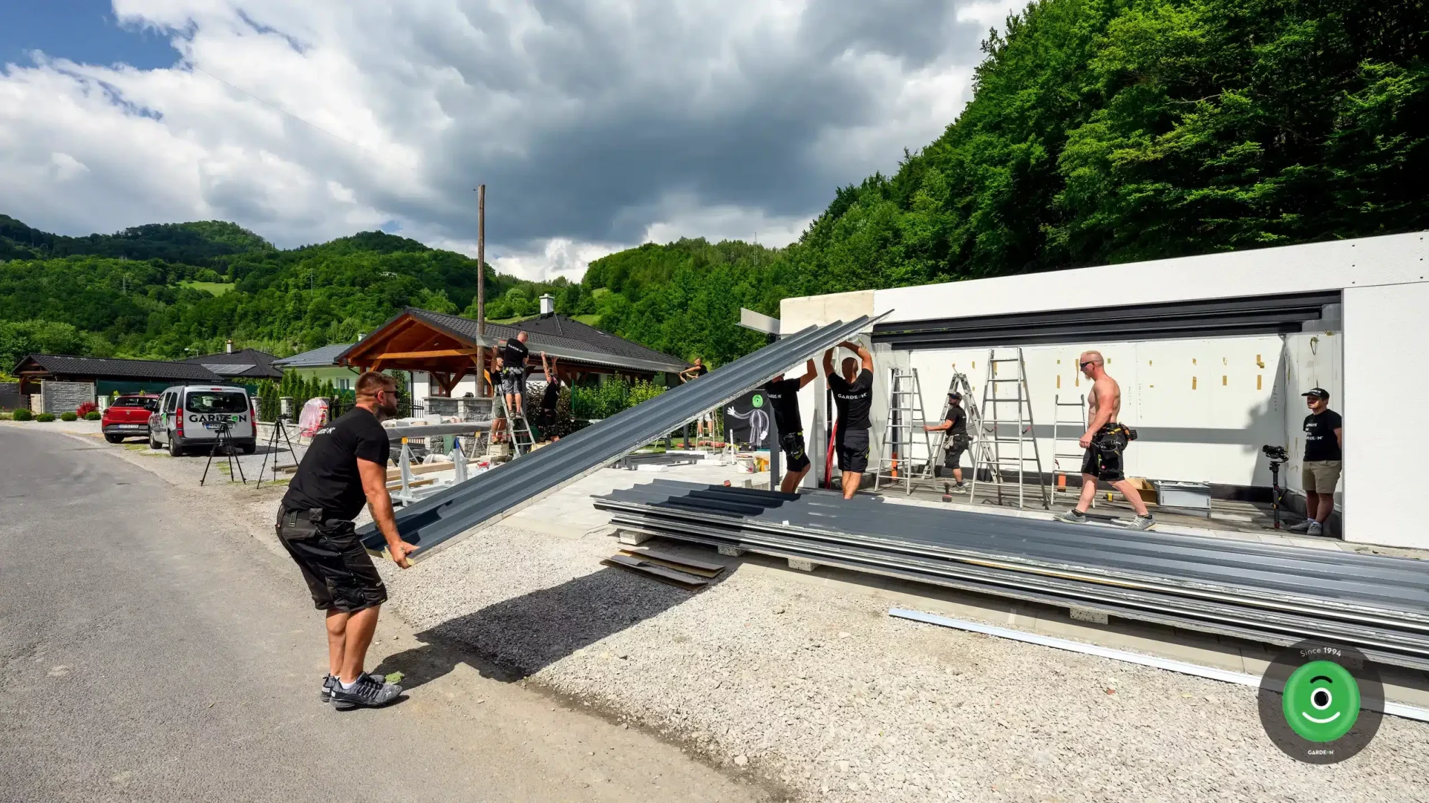 Montování střechy na garáž