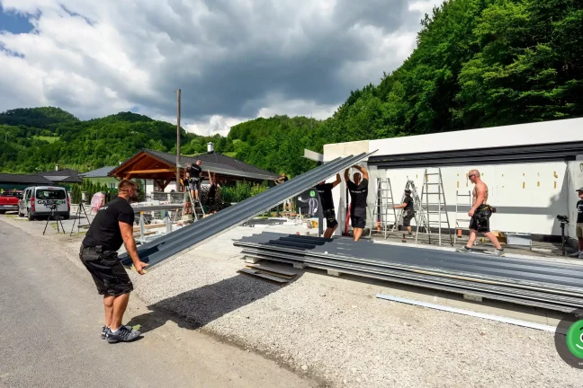 Montování střechy na garáž