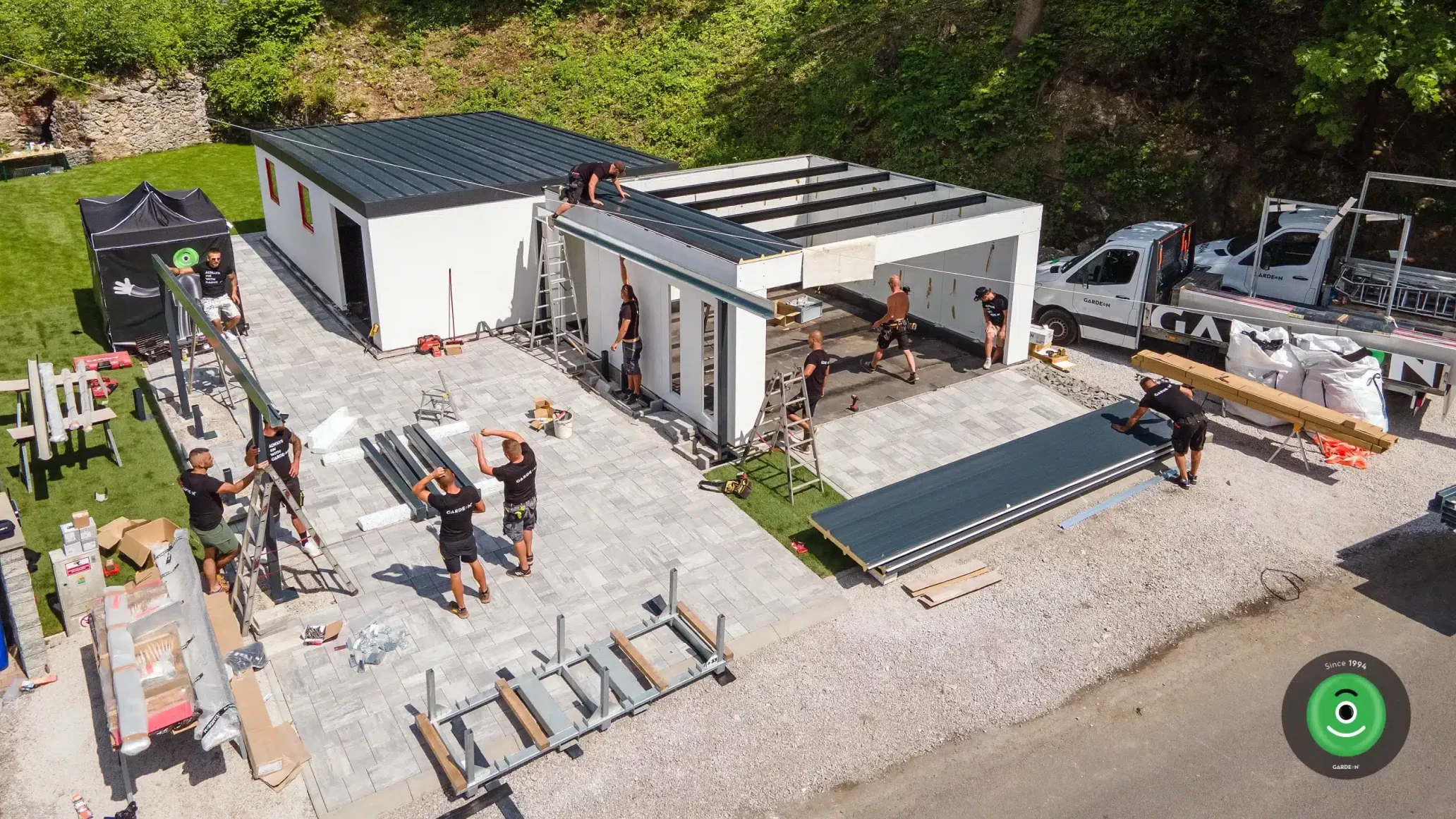 Probíhající montáž druhé garáže pro Garáž TV