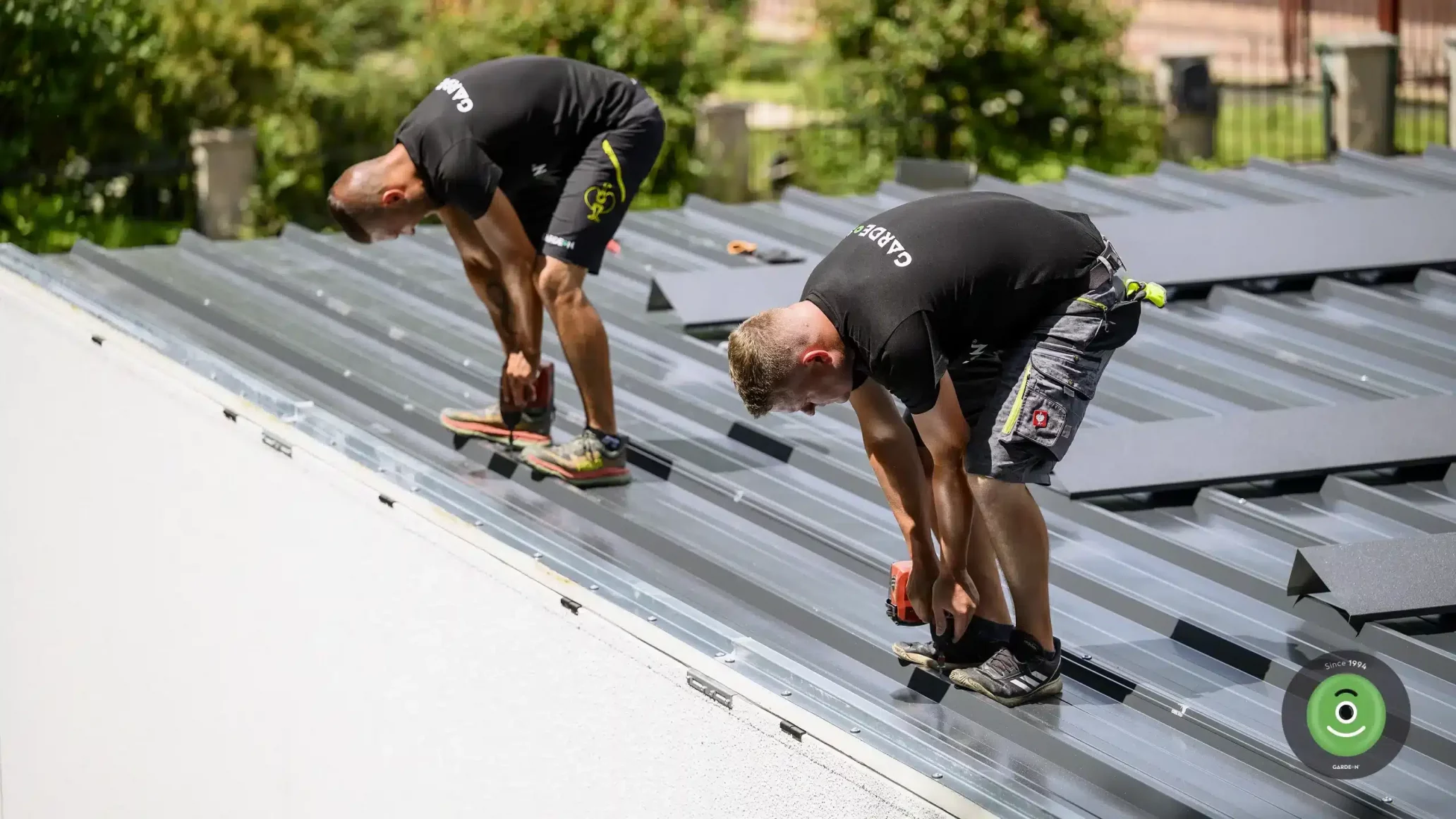 Probíhající montáž střešní krytiny garáže pro Garáž TV