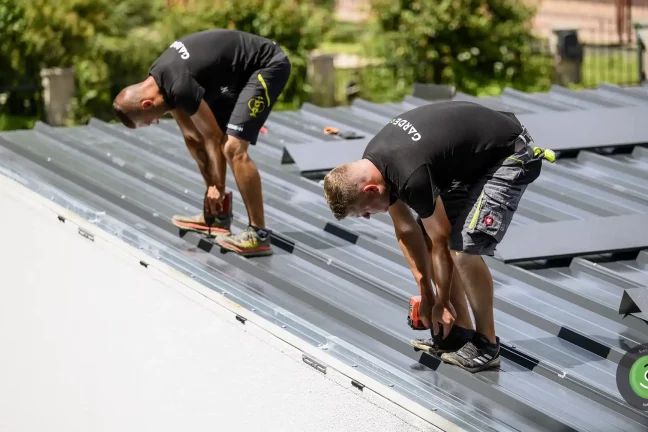 Probíhající montáž střešní krytiny garáže pro Garáž TV