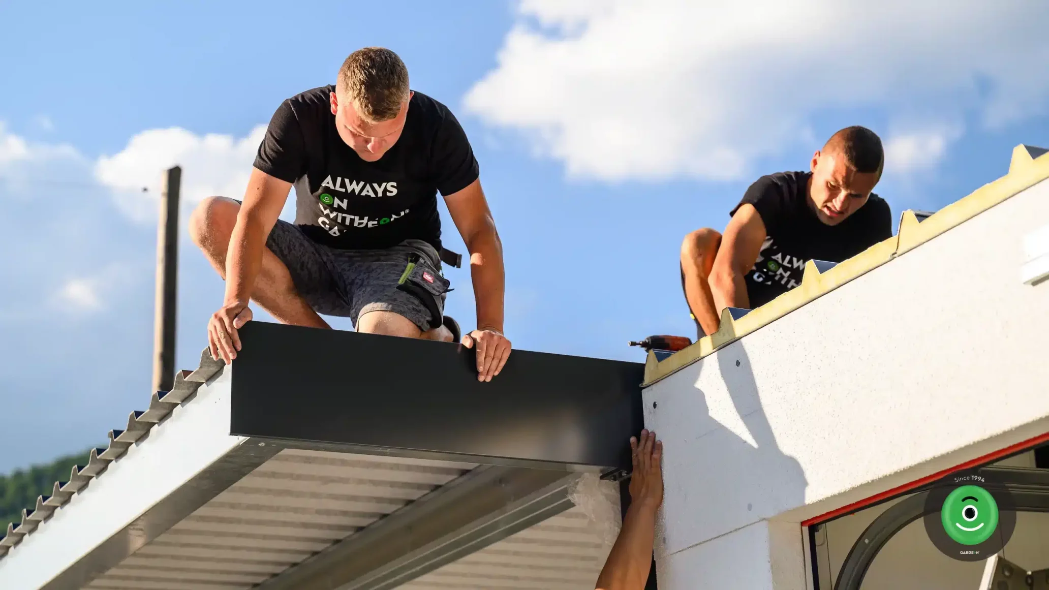 Dokončování střechy na přístřešku pro Garáž TV