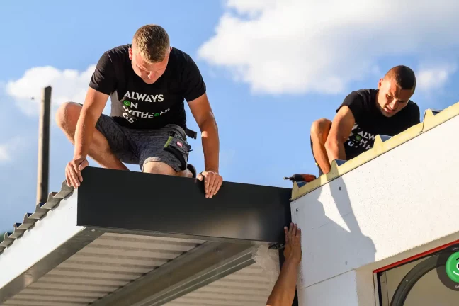 Dokončování střechy na přístřešku pro Garáž TV