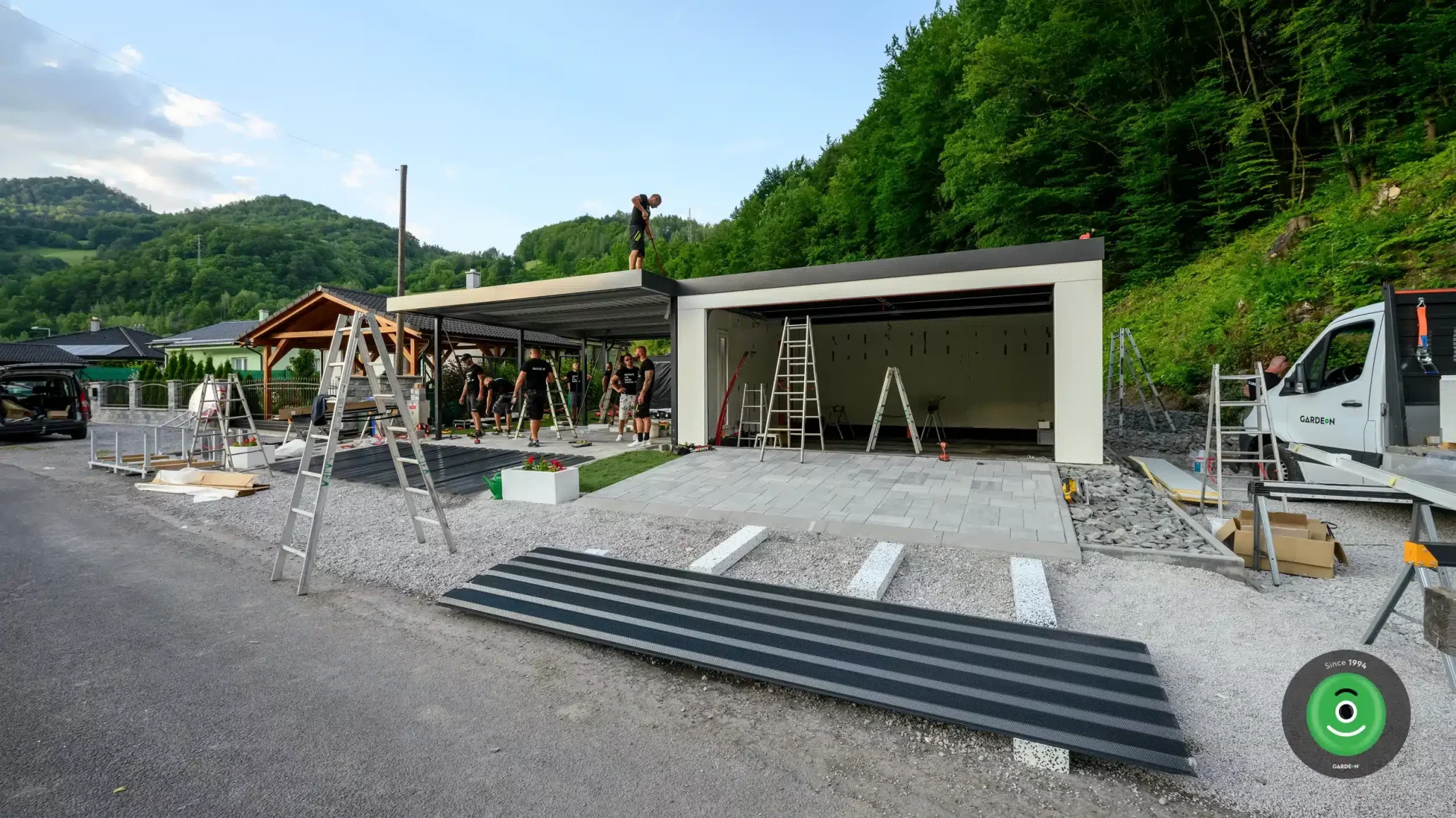 Probíhající montáž přístřešku