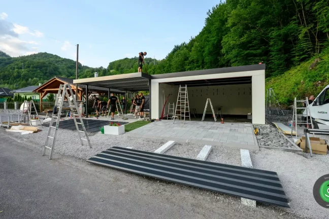 Probíhající montáž přístřešku