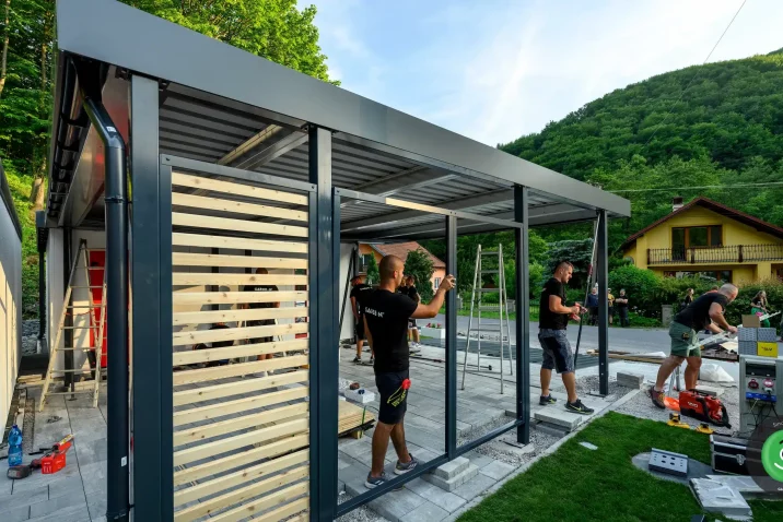 Montování dřevěných výplní do přístřešku