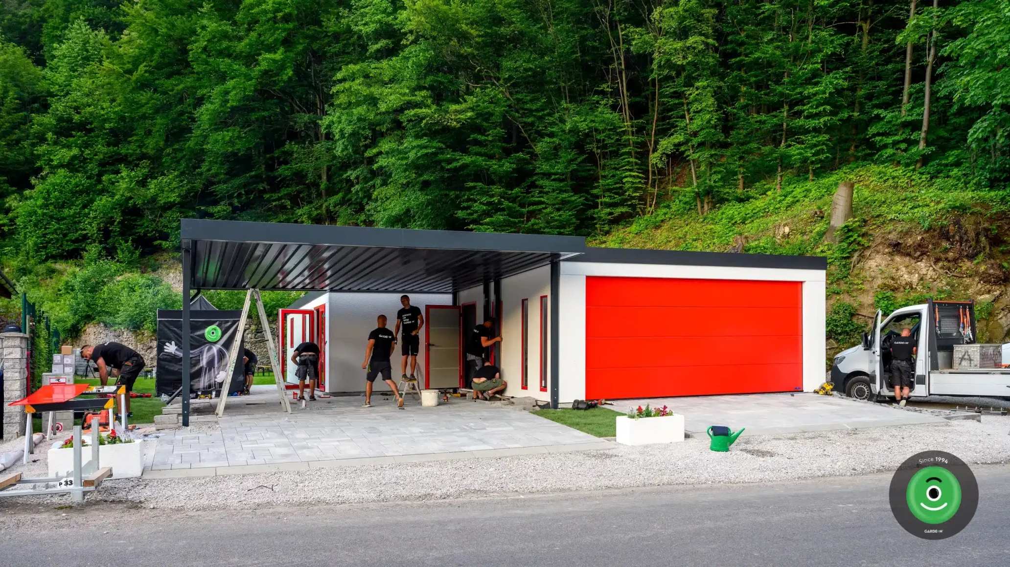 Téměř hotová montáž tří staveb během jednoho dne