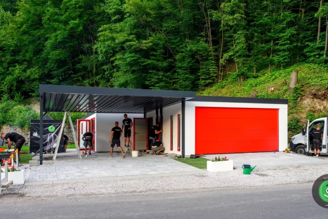 Téměř hotová montáž tří staveb během jednoho dne