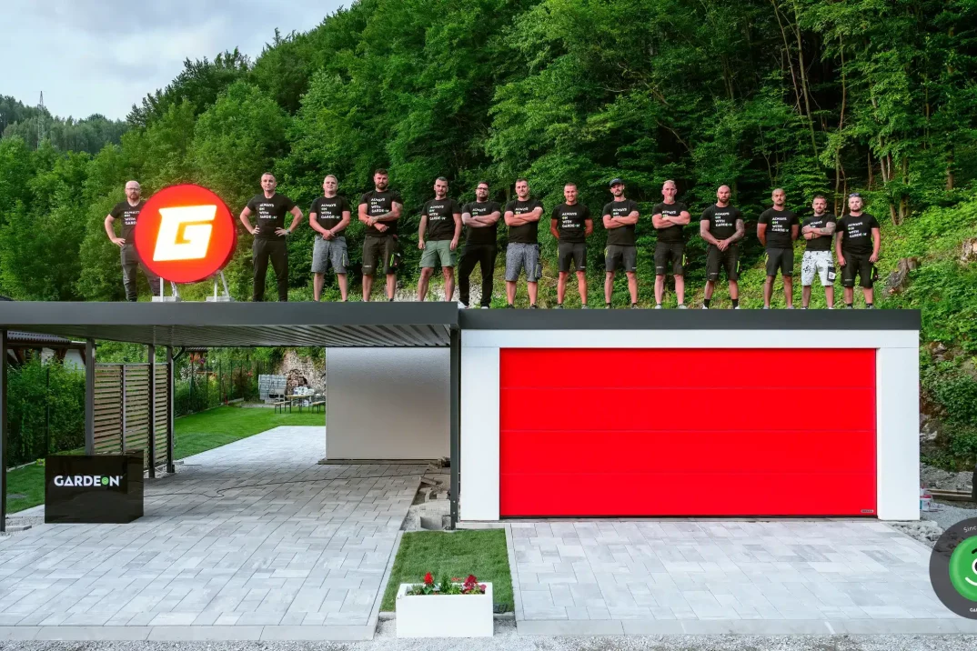 Montážníci na střeše staveb GARDEON pro Garáž TV