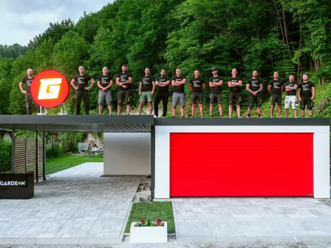 Montážníci na střeše staveb GARDEON pro Garáž TV