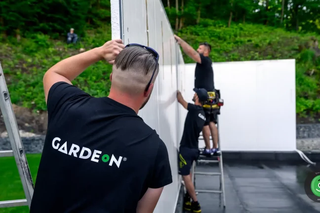 Montážníci osazující stěny garáže