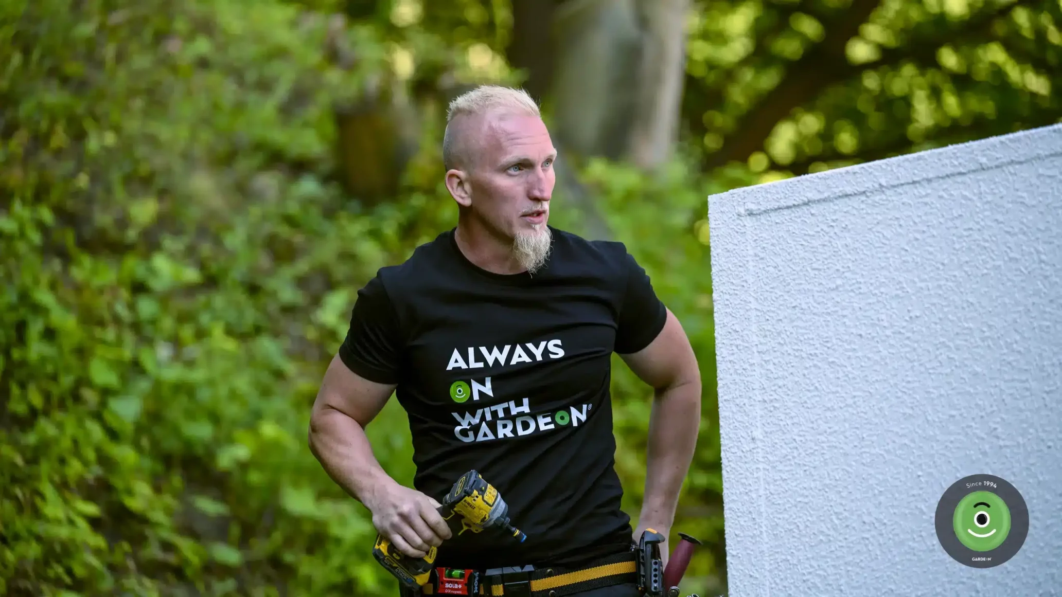 Montážník při práci