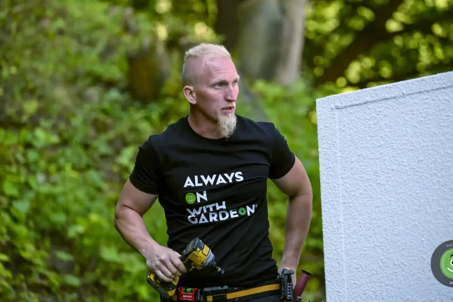 Montážník při práci