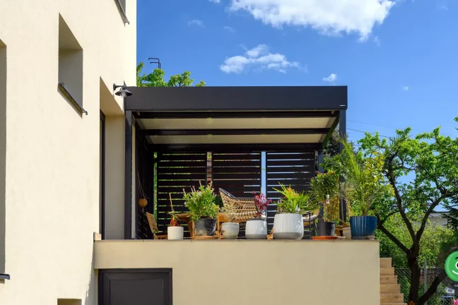 GARDEON vyvýšená pergola na posezení 3