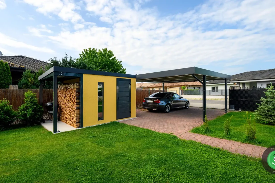 GARDEON žlutý zahradní domek s přístřeškem na dřevo a přístřeškem pro dvě auta