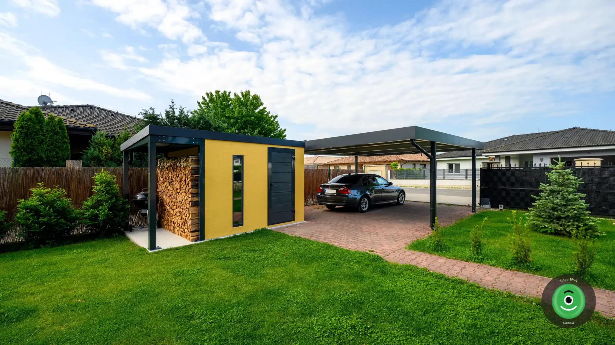 GARDEON žlutý zahradní domek s přístřeškem na dřevo a přístřeškem pro dvě auta