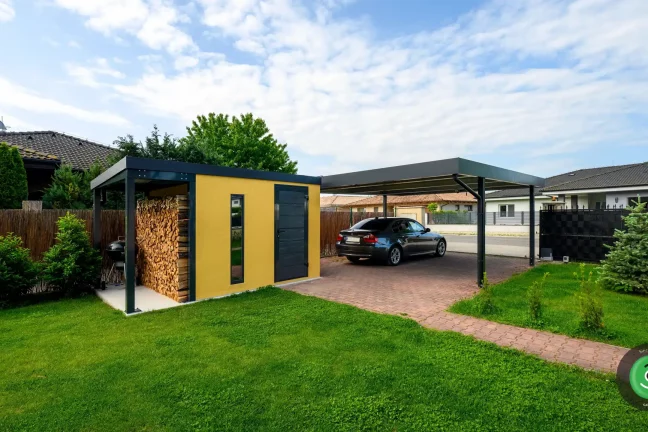 GARDEON žlutý zahradní domek s přístřeškem na dřevo a přístřeškem pro dvě auta