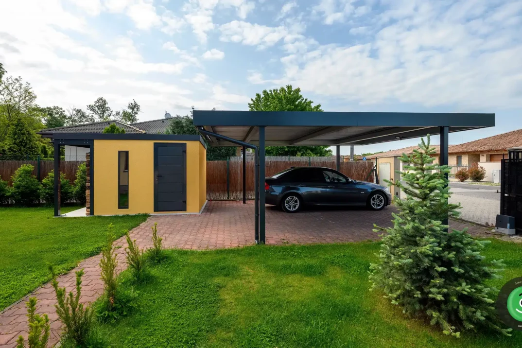 GARDEON žlutý zahradní domek s přístřeškem na dřevo a přístřeškem pro dvě auta 1