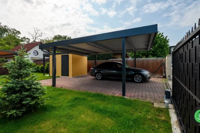 GARDEON žlutý zahradní domek s přístřeškem na dřevo a přístřeškem pro dvě auta 2