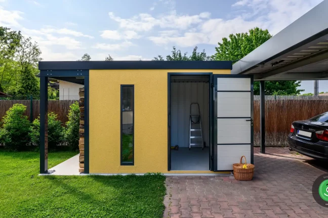 GARDEON žlutý zahradní domek s přístřeškem na dřevo a přístřeškem pro dvě auta 3