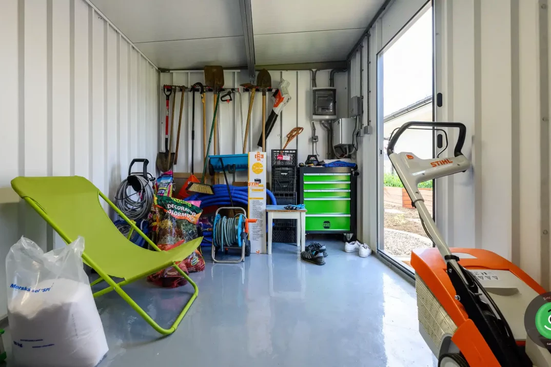 GARDEON zahradní dočmek s pultovou střechou antracit interiér