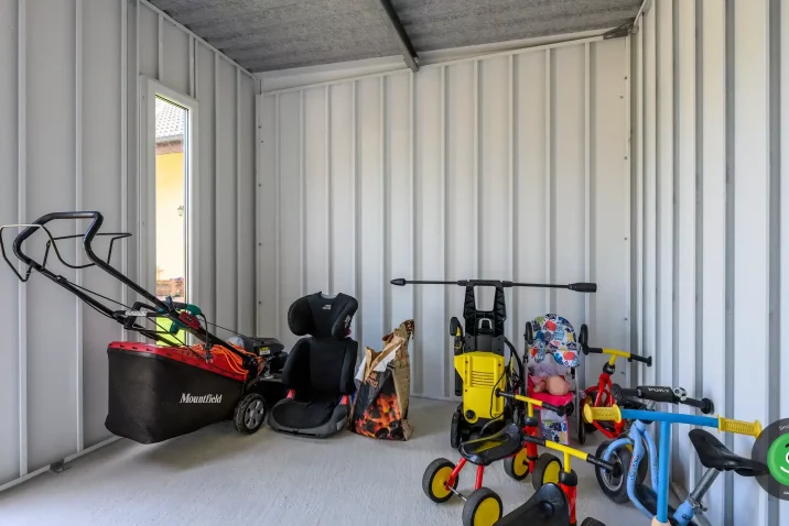 GARDEON žlutý zahradní domek s přístřeškem na dřevo a přístřeškem pro dvě auta - interiér