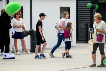 Maskot GARDEON se zákazníky a s dětmi