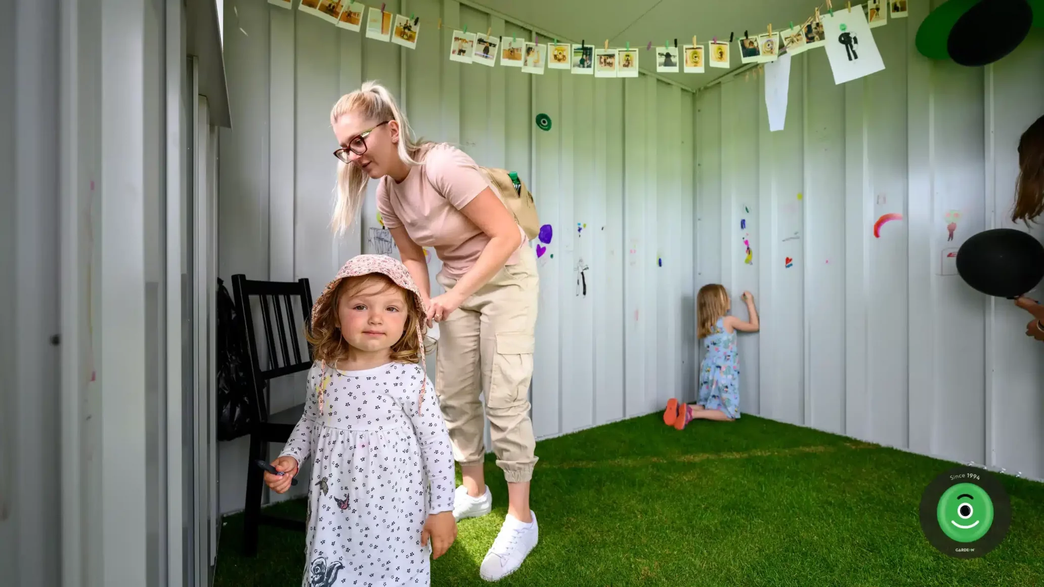 Děti v zahradním domku