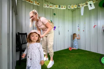 Děti v zahradním domku