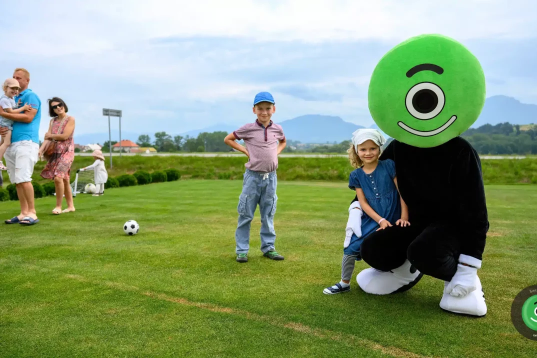 Maskot s dětmi