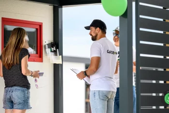 Zákazníci komunikují s obchodním zástupcem