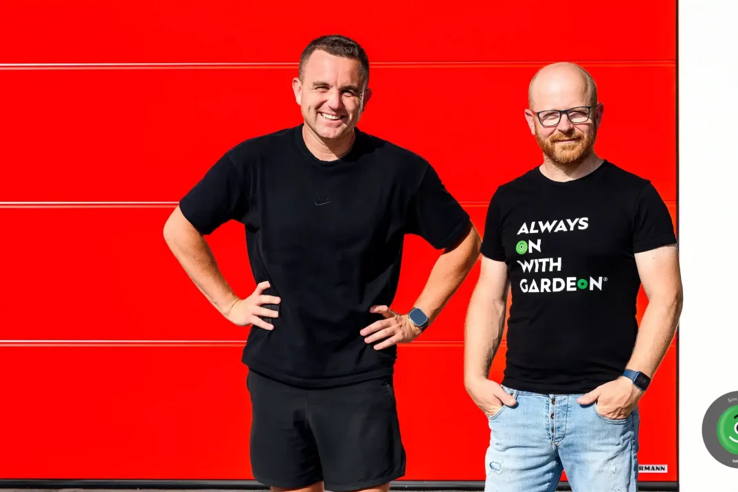 Marek Choleva s Rasťem Chválem před garáží