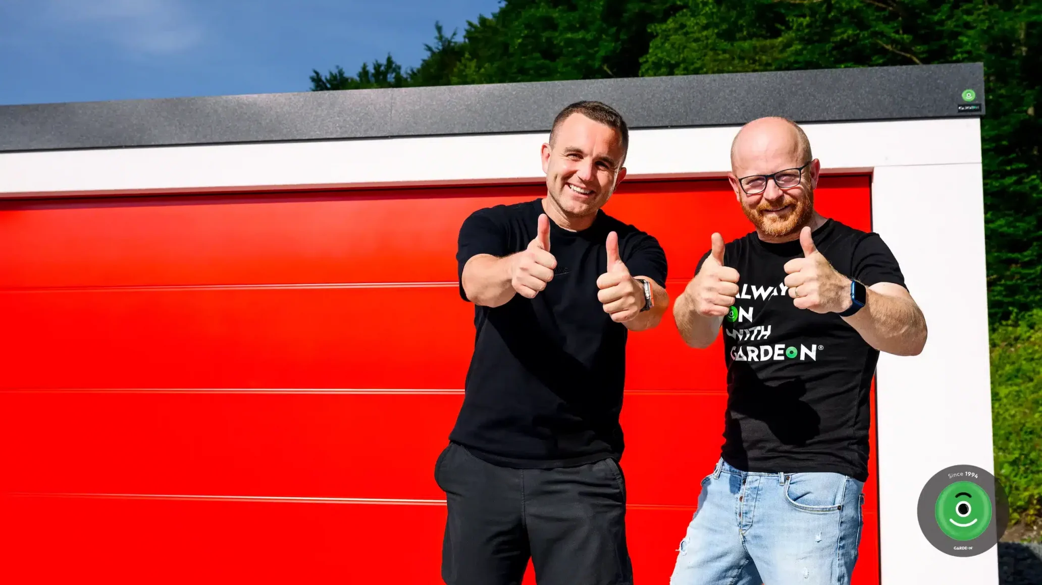 Marek s Rasťem před novým sídlem Garáž.TV