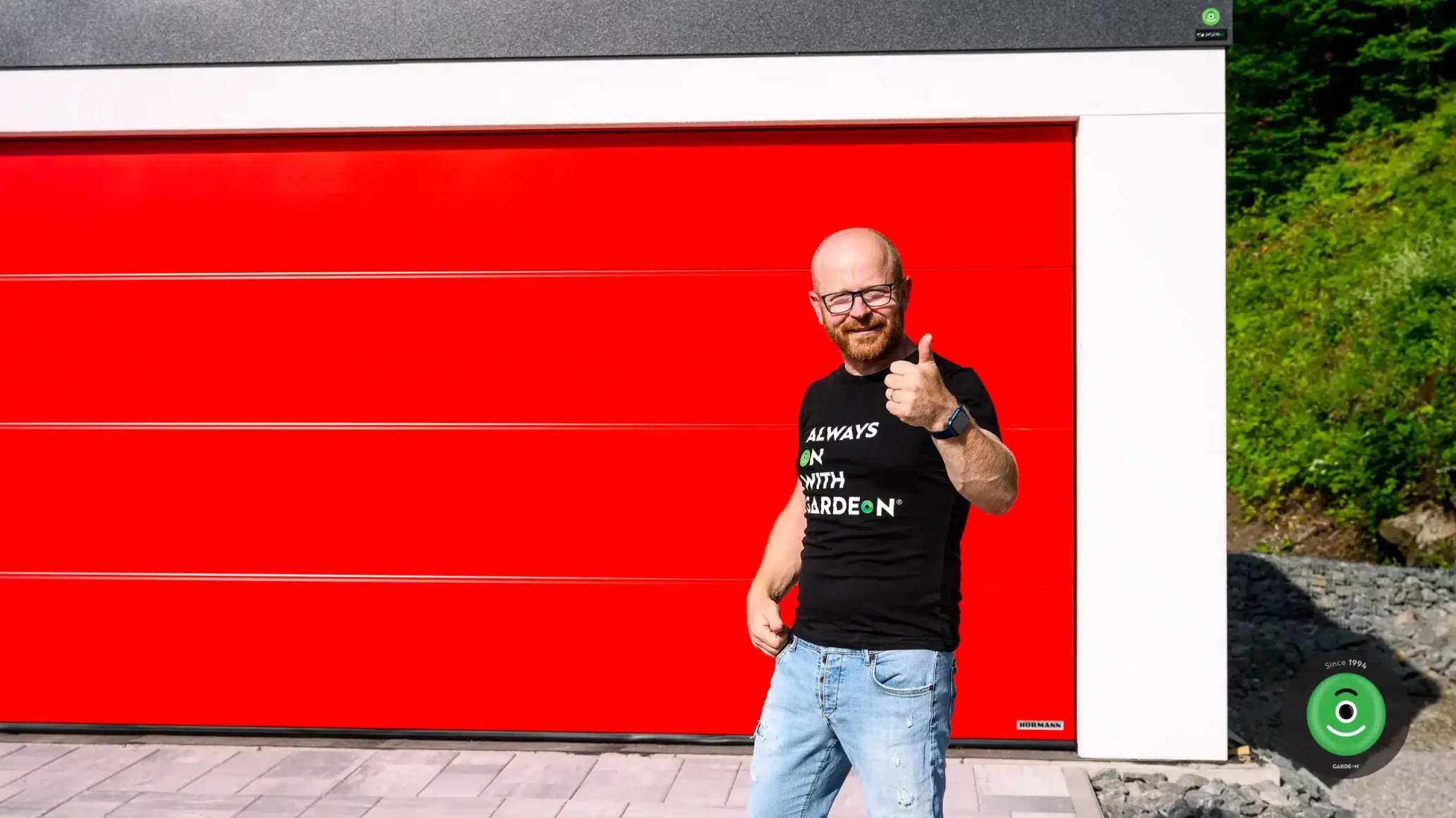 Rasťo Chvála z Garáž.TV před svou novou garáží