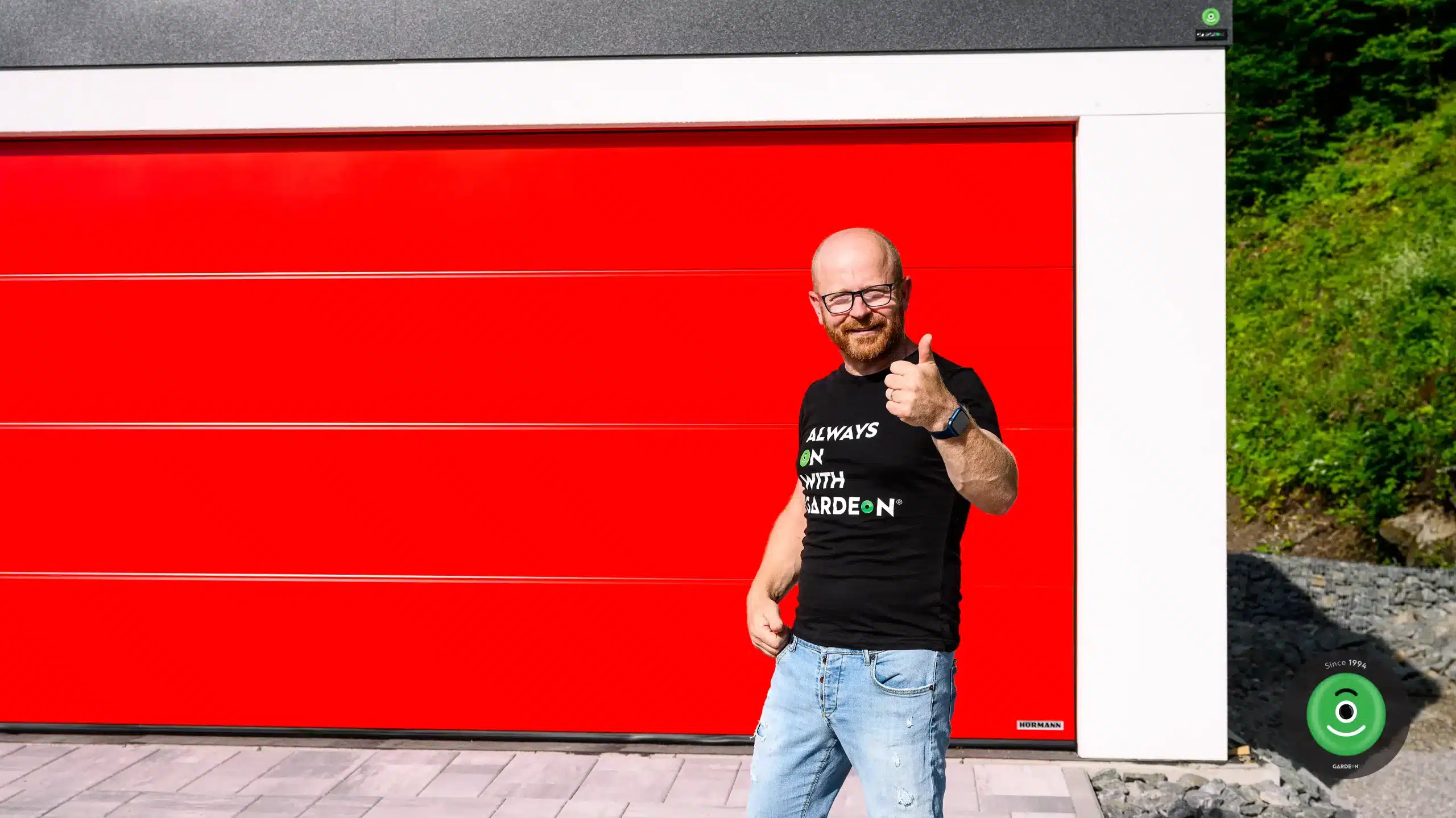 Rasťo Chvála z Garáž.TV před svou novou garáží