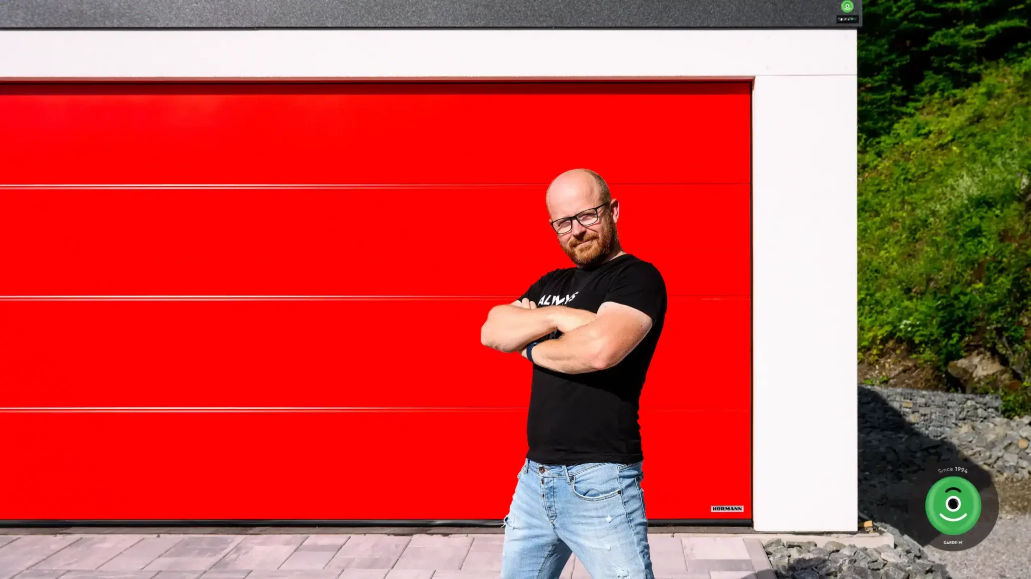 Rasťo Chvála jako hrdý majitel nové garáže GARDEON