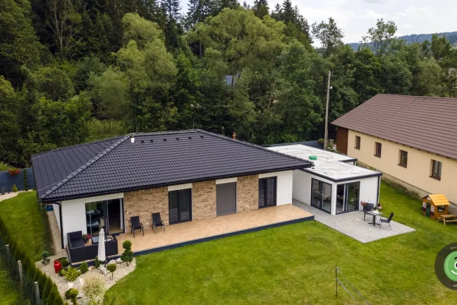 GARDEON zahradní domek s venkovním posezením vedle domu