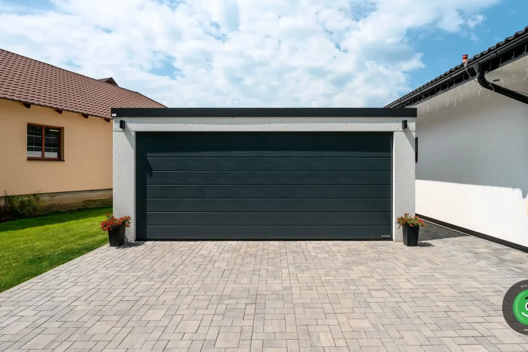 Bílá GARDEON garáž s černými posuvnými vraty značky Hörmann