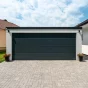 Bílá GARDEON garáž s černými posuvnými vraty značky Hörmann