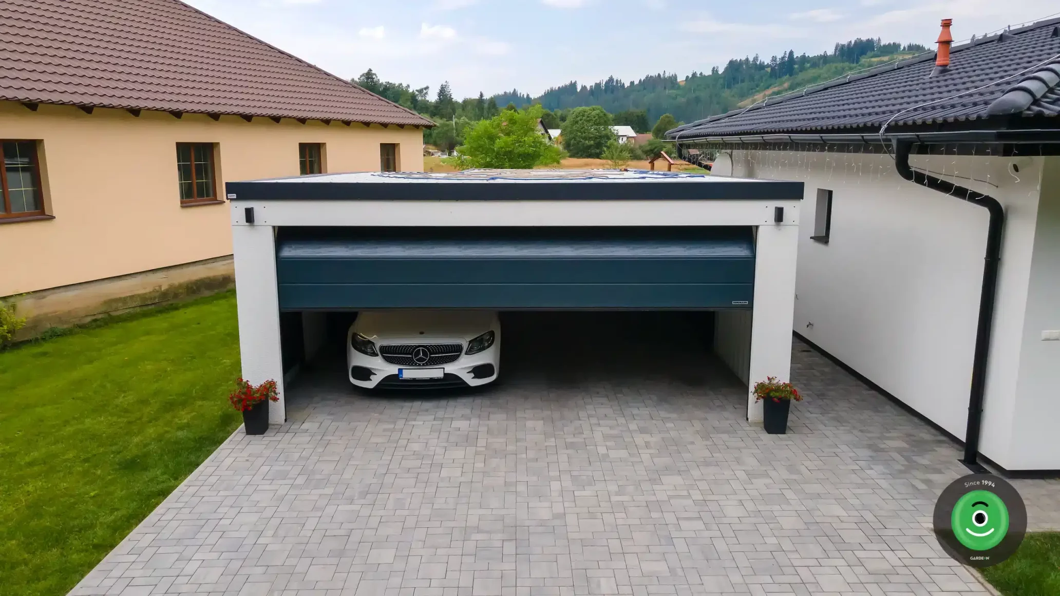 Sekcionální černá brána v GARDEON garáži