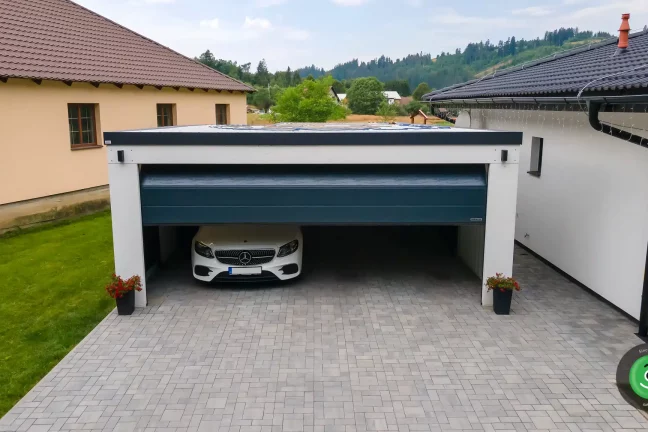 Sekcionální černá brána v GARDEON garáži