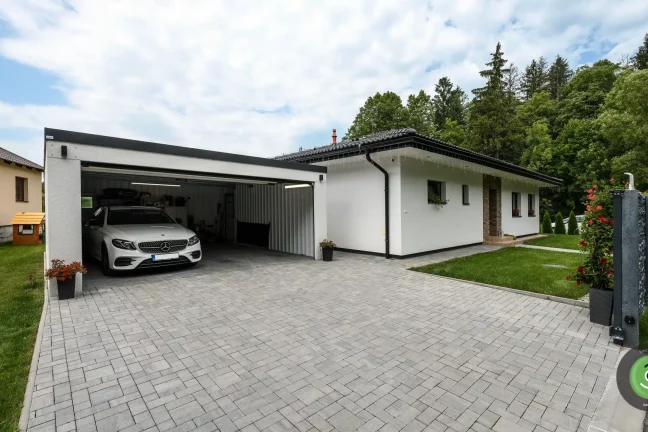 Bílá GARDEON garáž s pultovou střechou na zámkové dlažbě