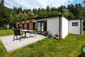 Zahradní domek za garáží s venkovním posezením