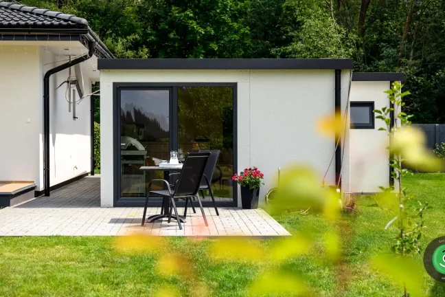 Venkovní posezení u zahradního domku od firmy GARDEON