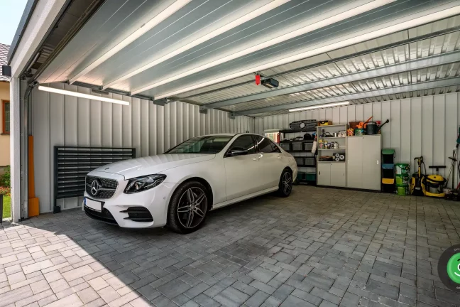 Detail na vnitřek GARDEON garáže se zateplenou střechou