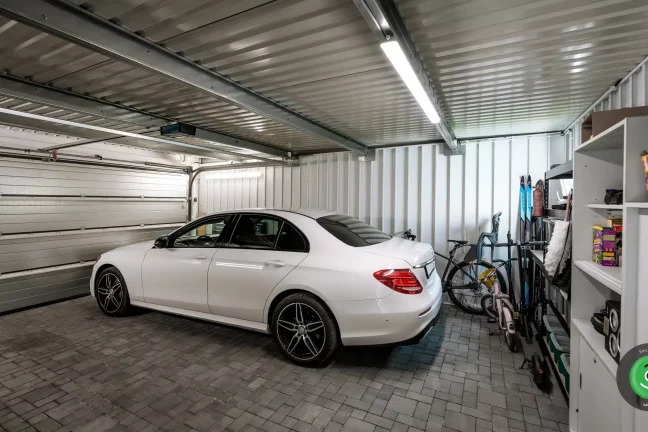 Detail na vnitřek GARDEON garáže se širokou branou